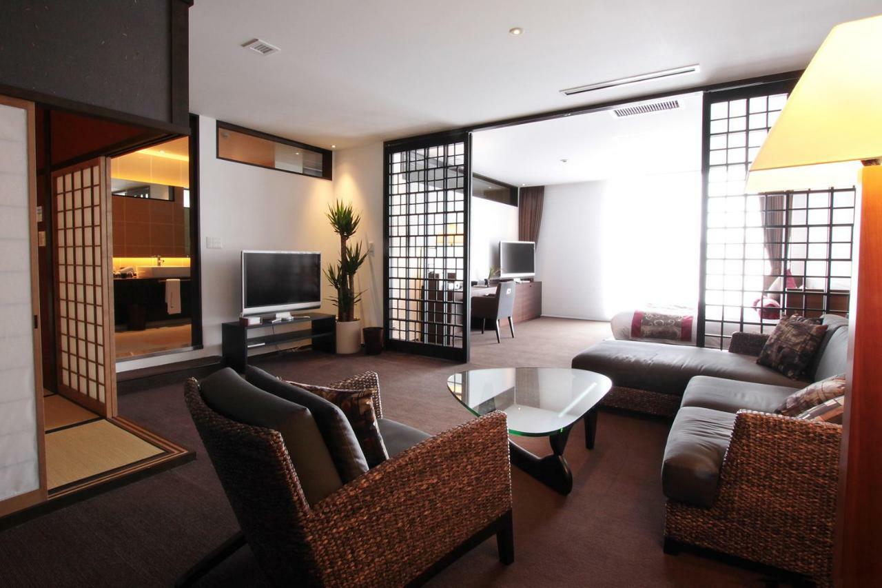 Executive Suite,828618035:JPEG